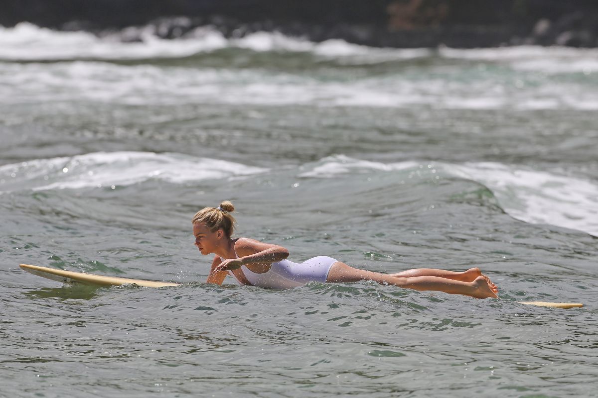 Marget Robbie Bikini Clicks