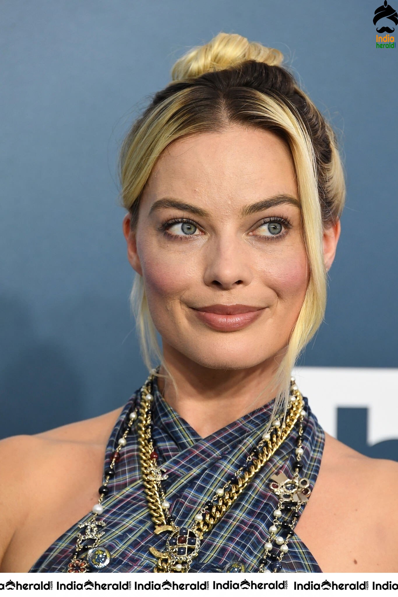 Margot Robbie at 26th Annual Screen Actors Guild Awards Shrine Auditorium in LA Set 1