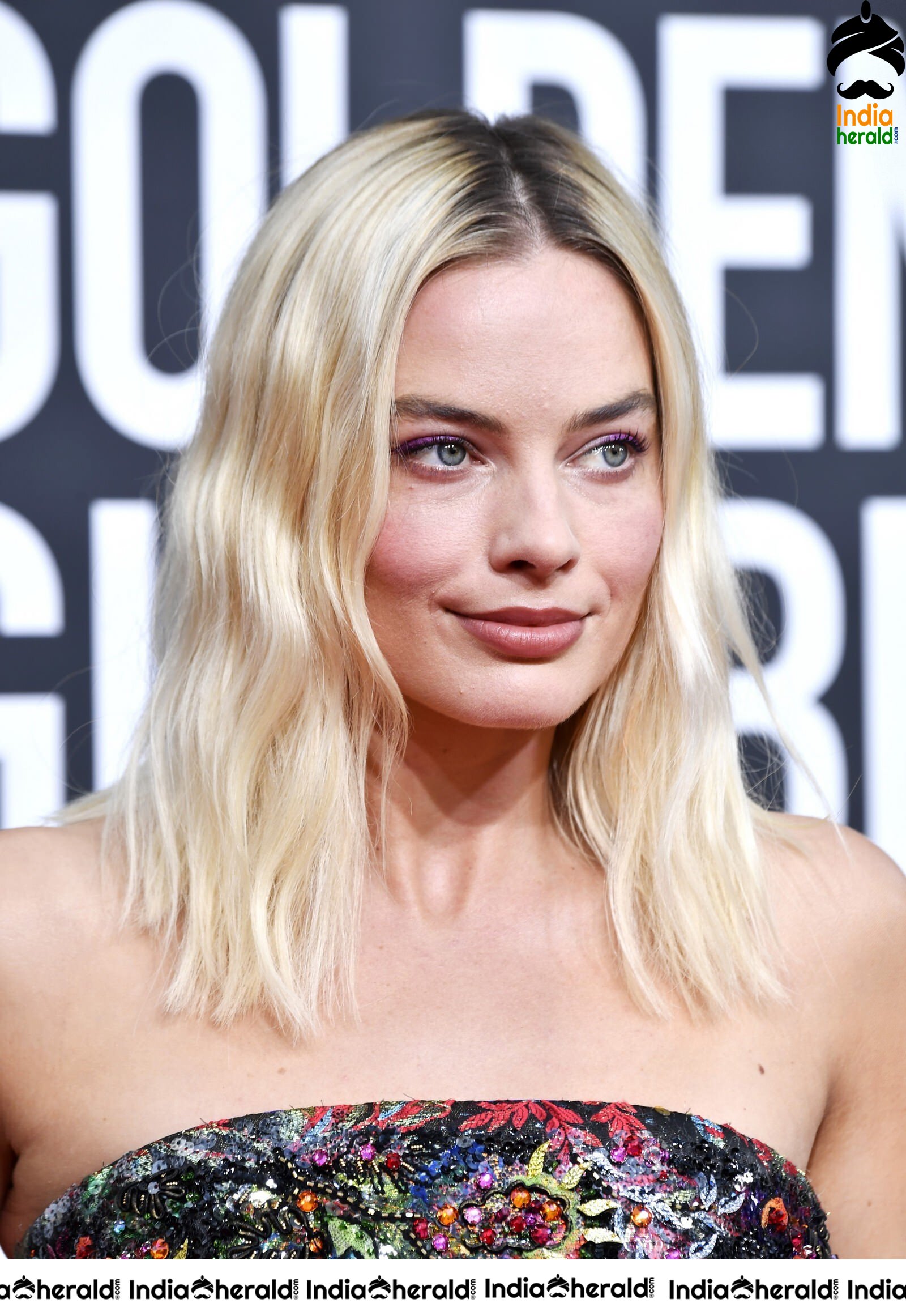 Margot Robbie at 77th Annual Golden Globe Awards in Beverly Hills Set 1