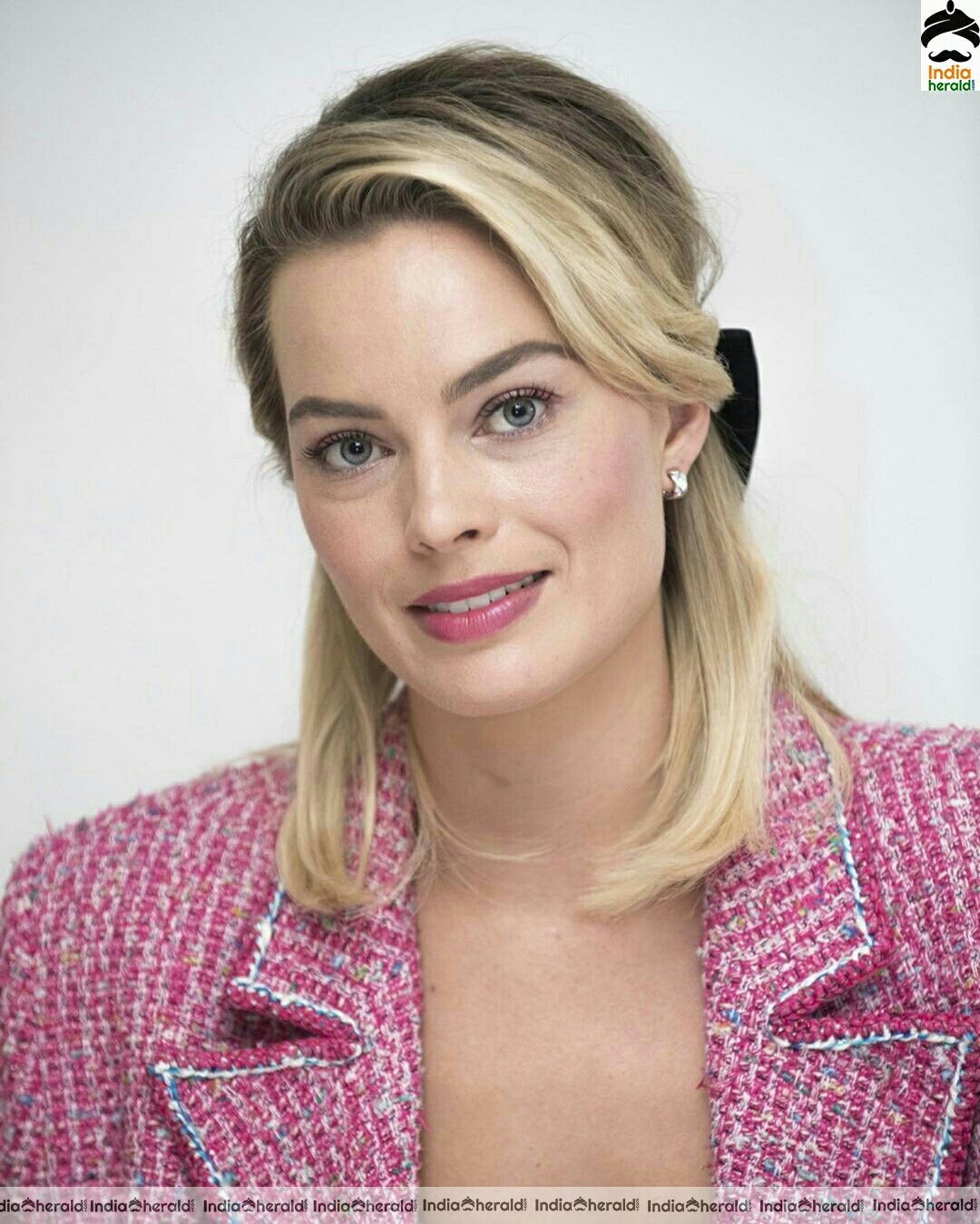 Margot Robbie Cute Pink Dress Stills