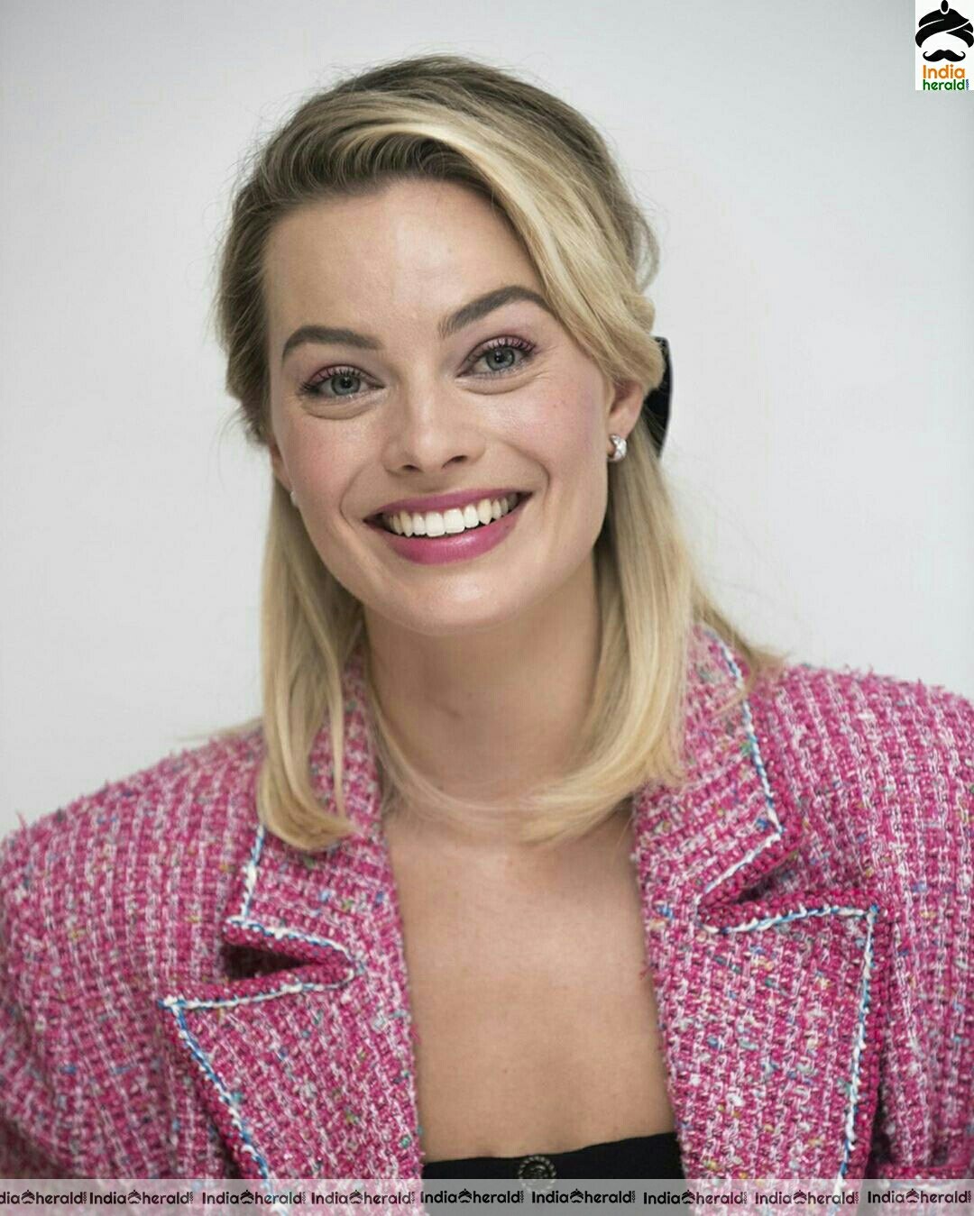 Margot Robbie Cute Pink Dress Stills