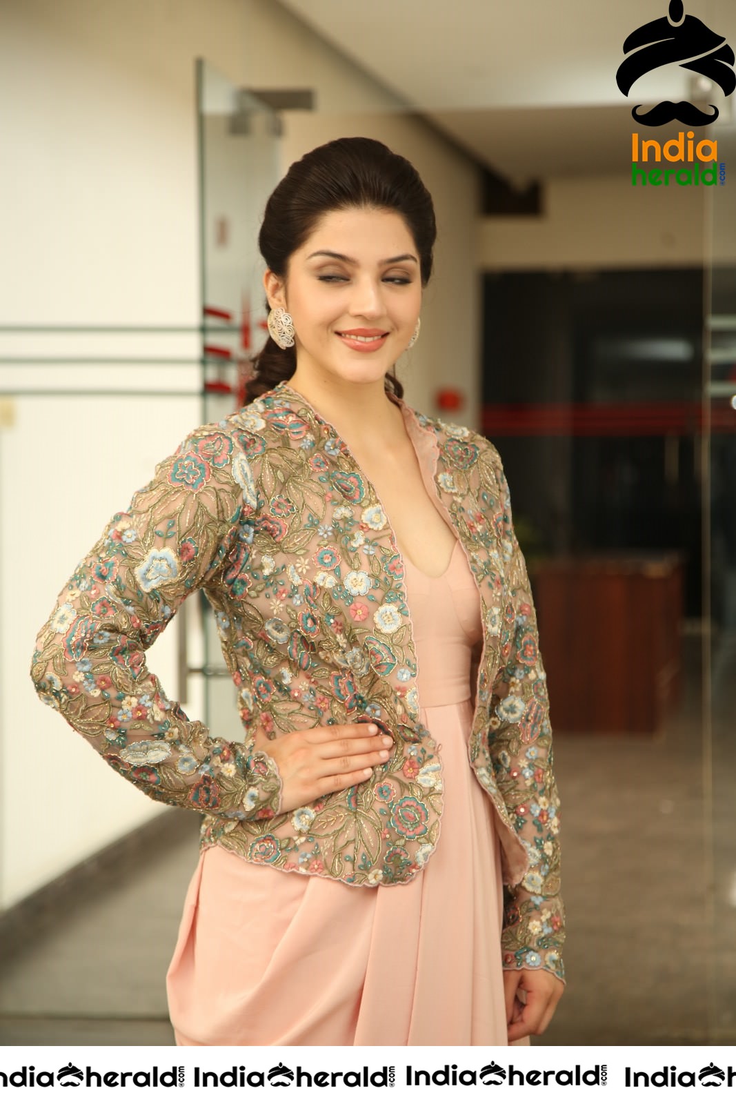 Mehreen Kaur Looking Sexy and Gorgeous in Latest Photoshoot Set 5