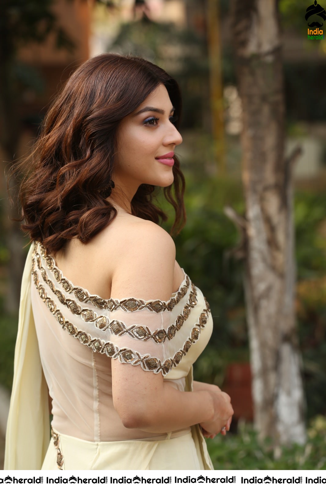 Mehreen Looking Too Pretty and Gorgeous in Saree
