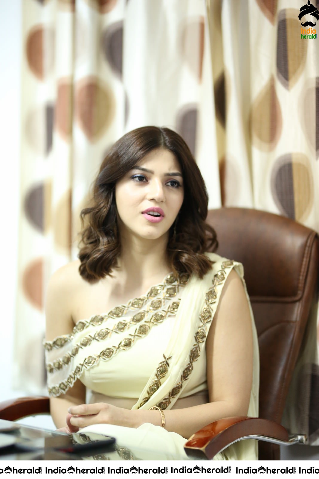 Mehreen Looking Too Pretty and Gorgeous in Saree