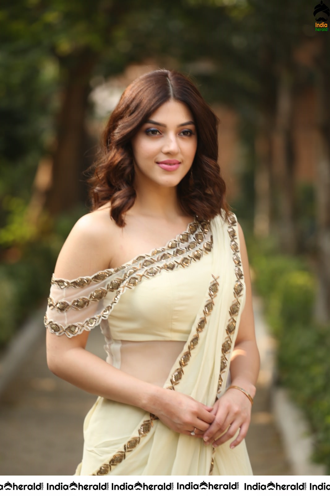 Mehreen Pirzada is Cute and Gorgeous in these latest stills Set 1