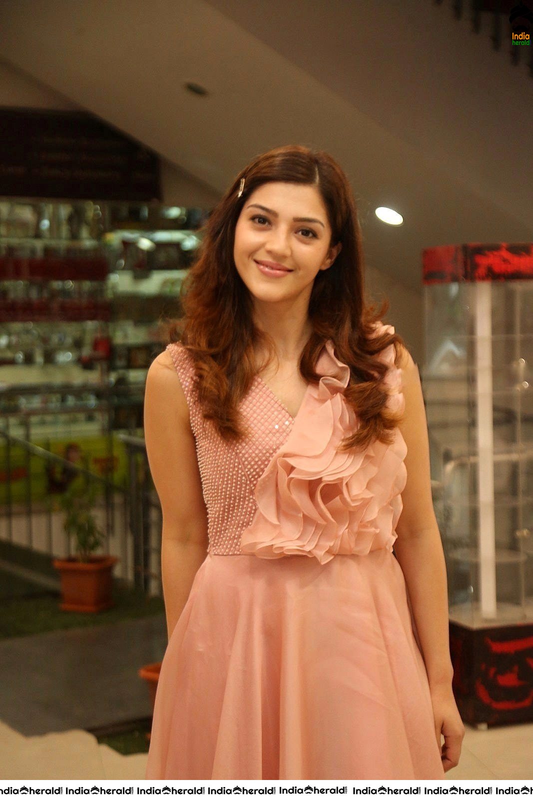 Mehreen Pirzada looking Angelic in these Photos