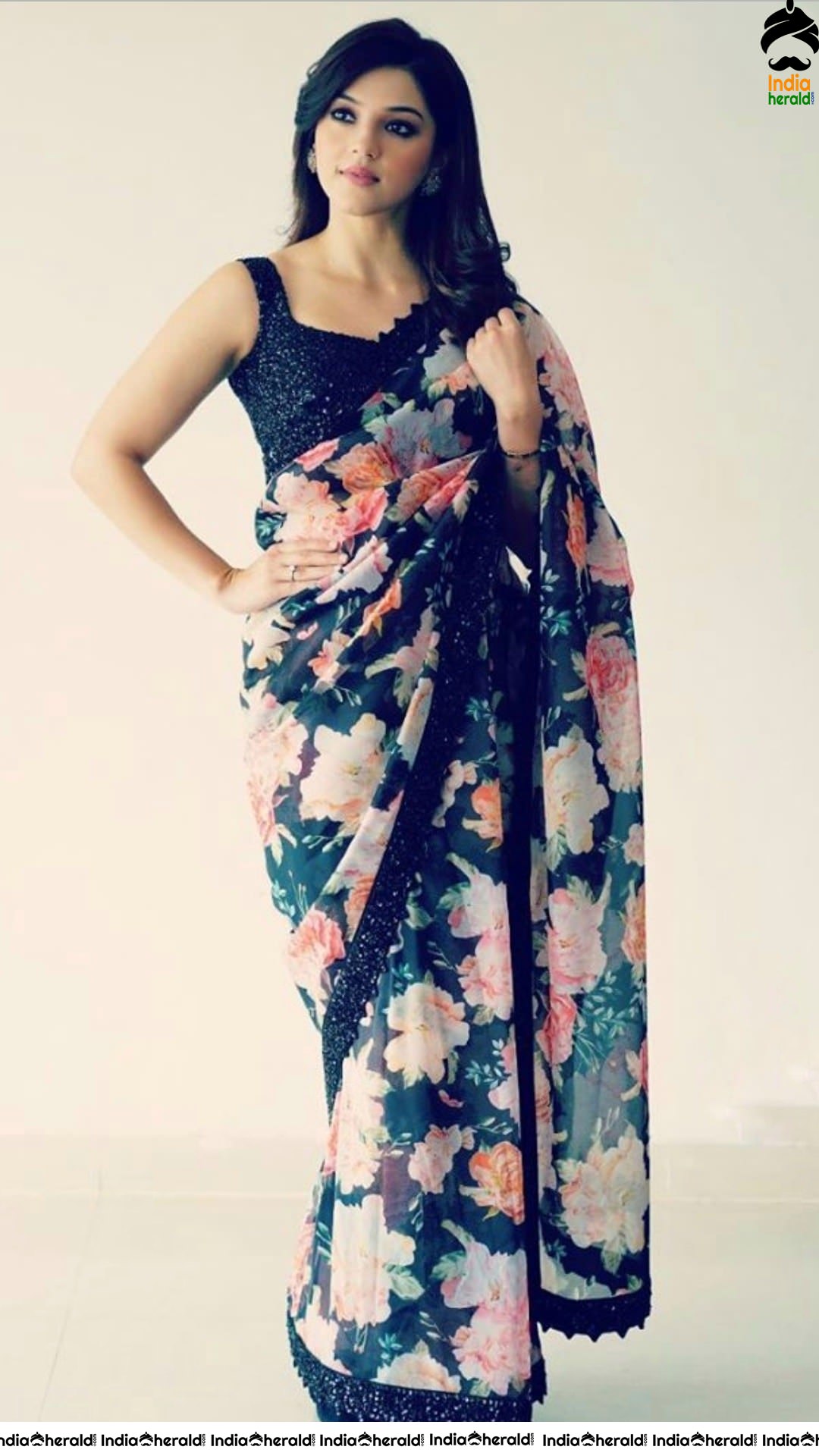 Mehreen Pirzada Looking Hot in Sleeveless Blouse and Floral Printed Saree