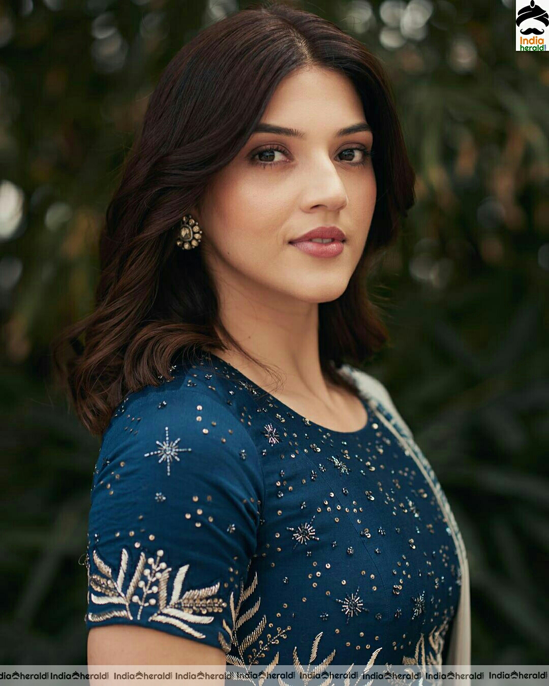 Mehreen Pirzado Cute Blue Saree Stills