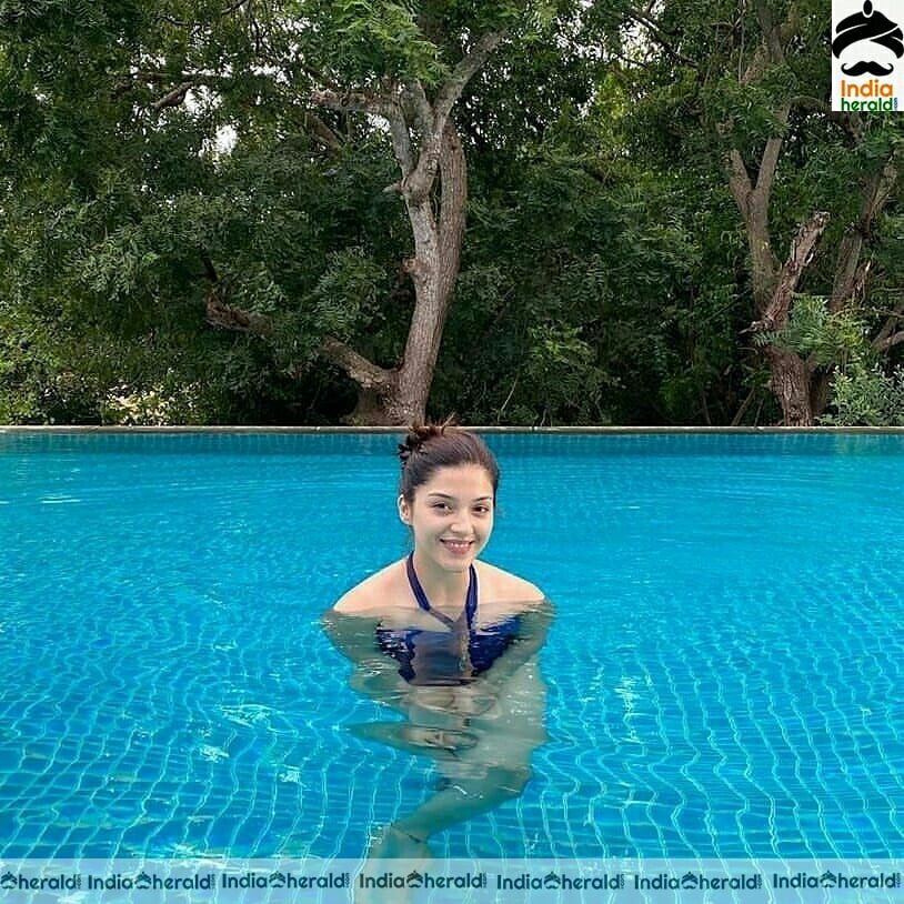 Mehreen Pirzado Latest Hot Stills In Pool