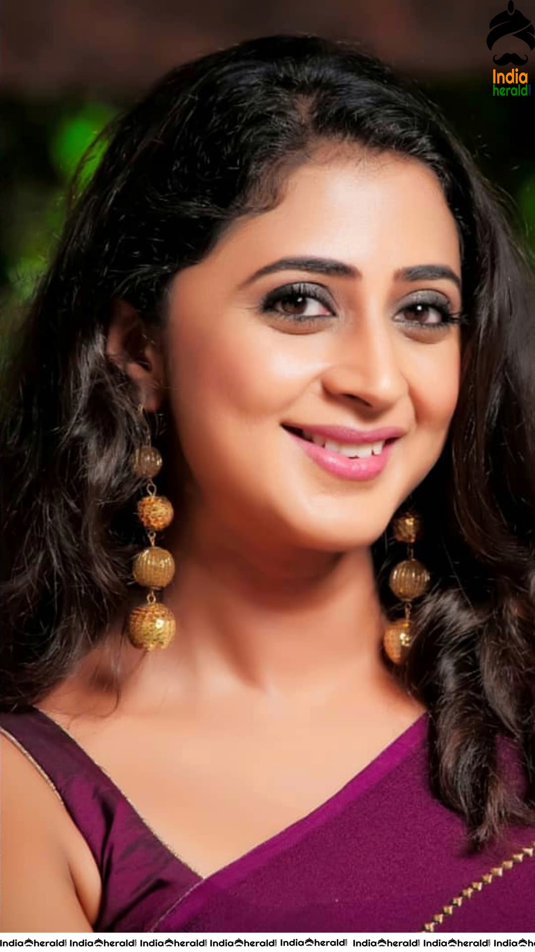 Middle Aged Hot Actress Kaniha Latest Photos in Saree and Sleeveless Blouse