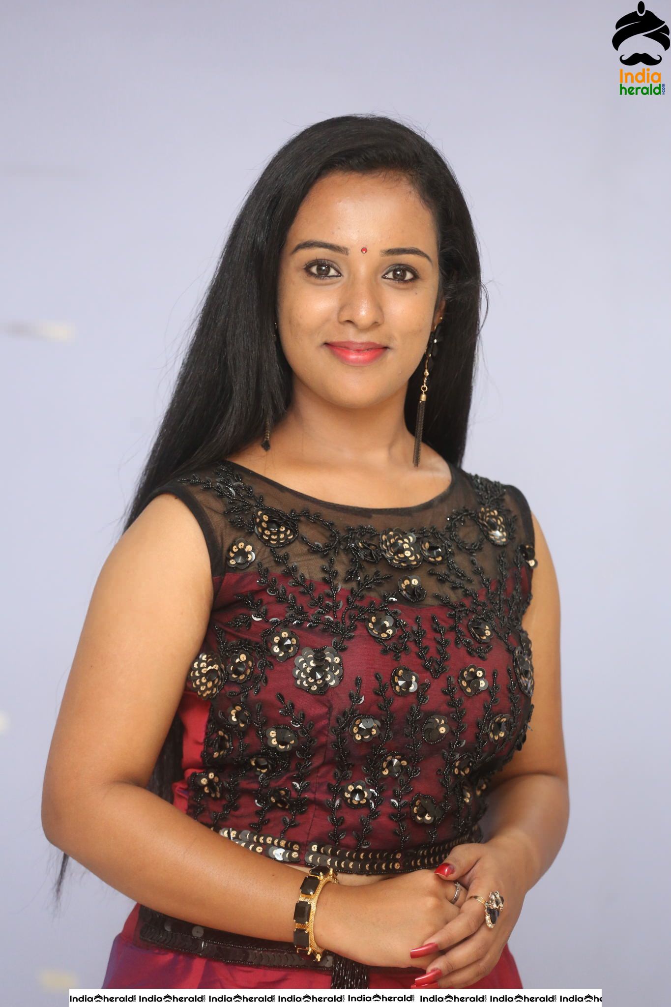 Midhuna Dhanpal Hot in Sleeveless Set 1