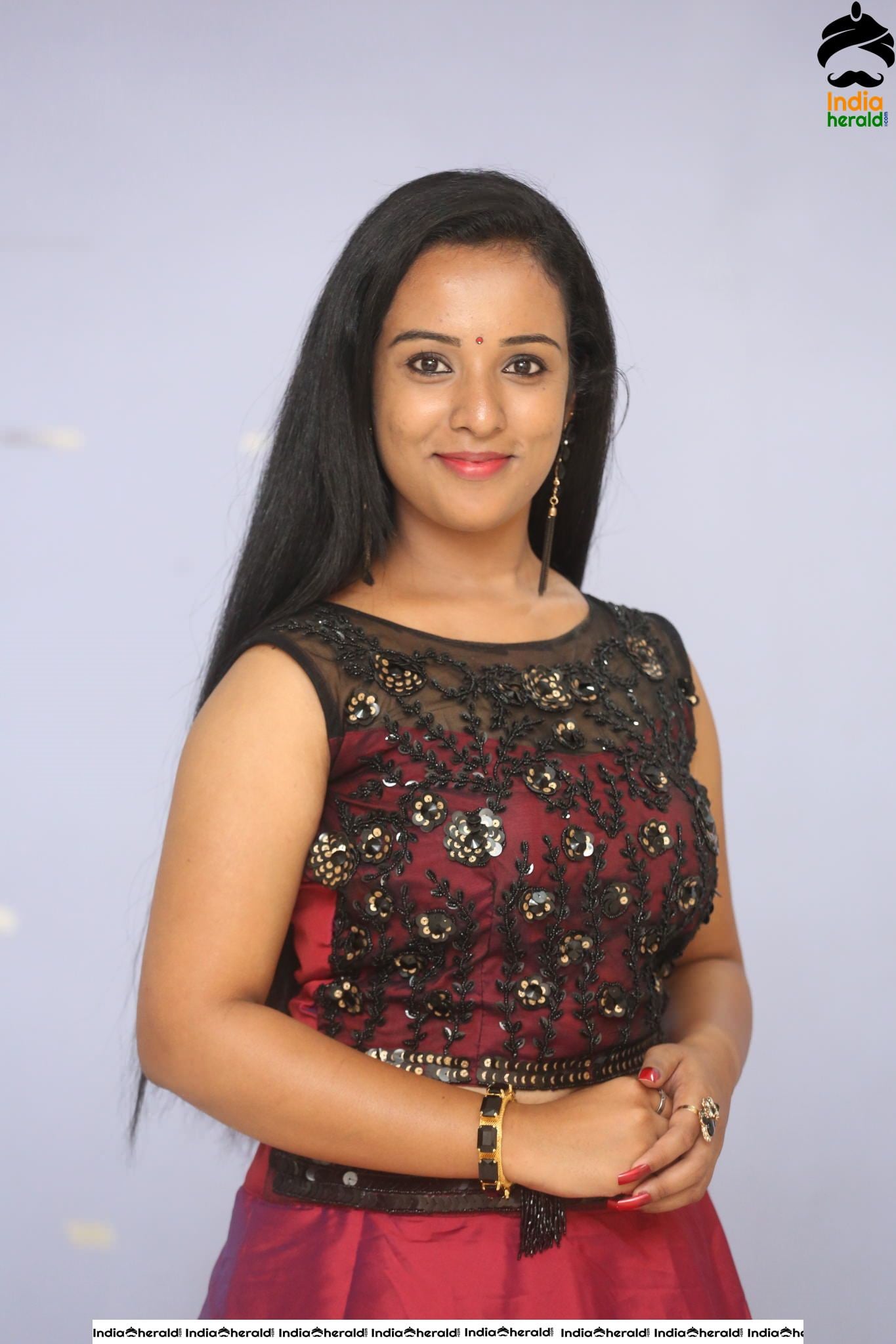 Midhuna Dhanpal Hot in Sleeveless Set 1