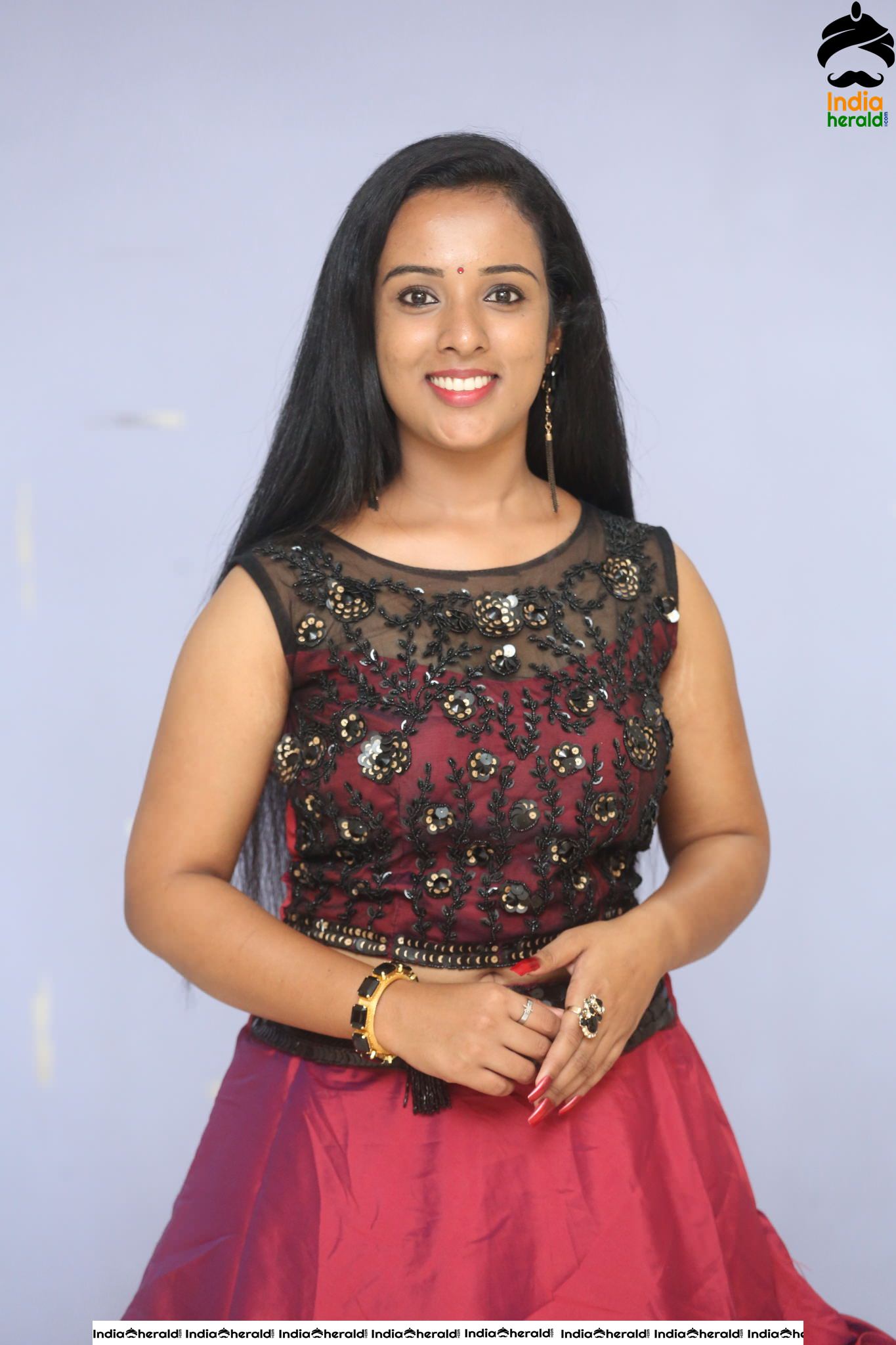 Midhuna Dhanpal Hot in Sleeveless Set 2