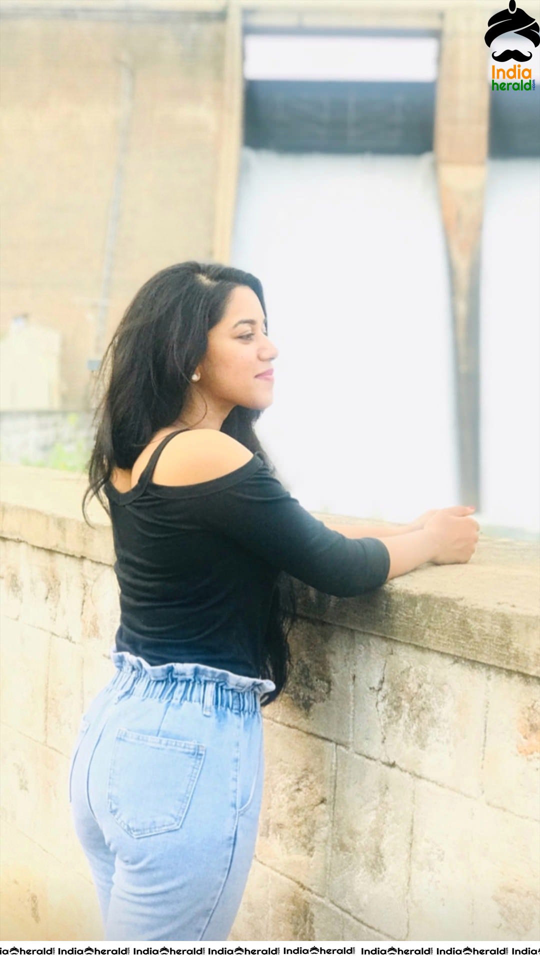 Mirnalini Ravi Latest Clicks while shooting for MGR Magan