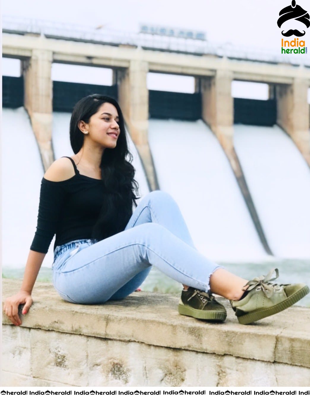 Mirnalini Ravi Latest Clicks while shooting for MGR Magan