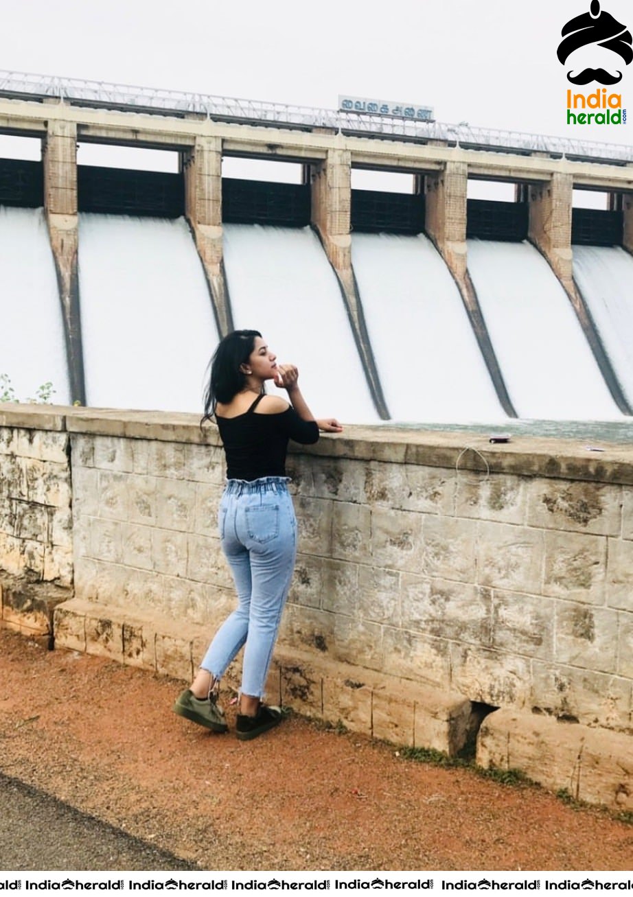 Mirnalini Ravi Latest Clicks while shooting for MGR Magan