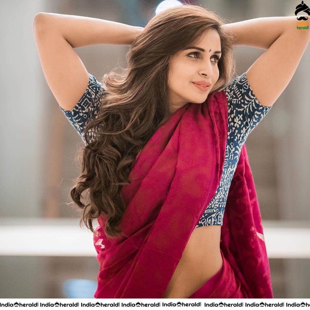 Model Samyuktha Sizzling Latest Hot Stills in Saree exposing Navel and Midriff