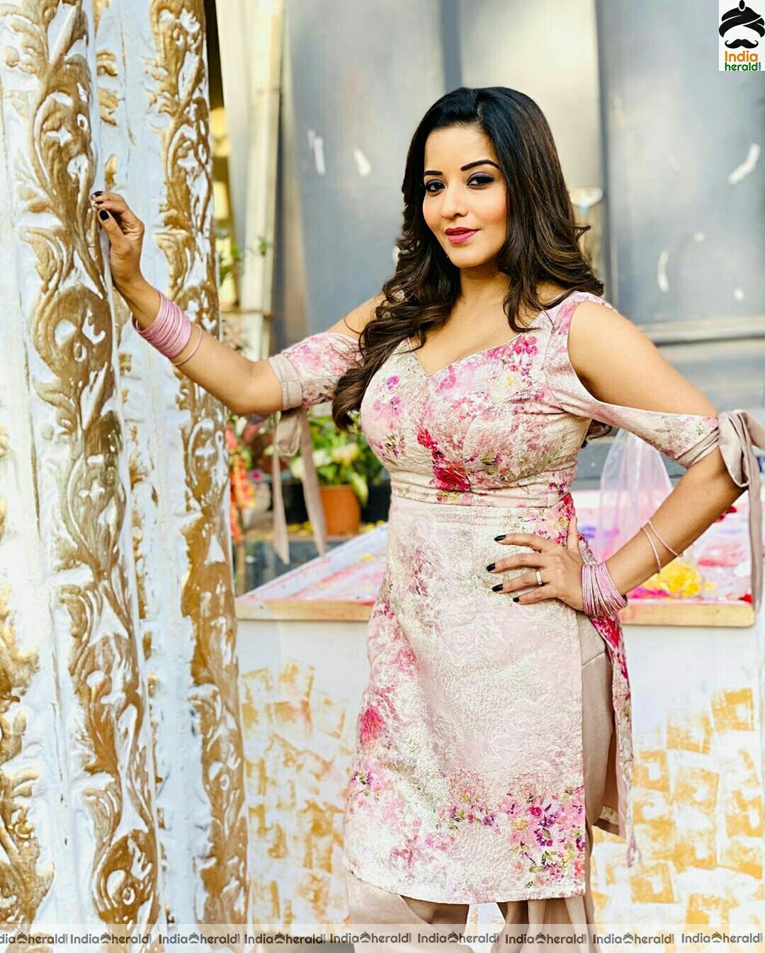 Monalisa mesmerizing and seducing in these Hot photos