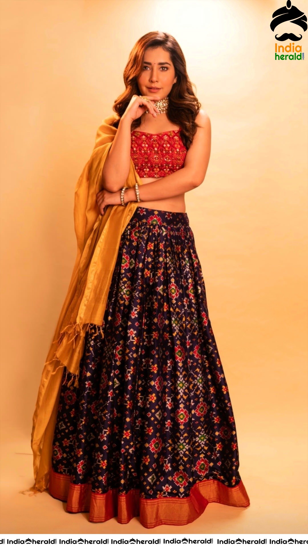 More Hot Photos of Raashi Khanna exposing her tempting waist in Long Skirt