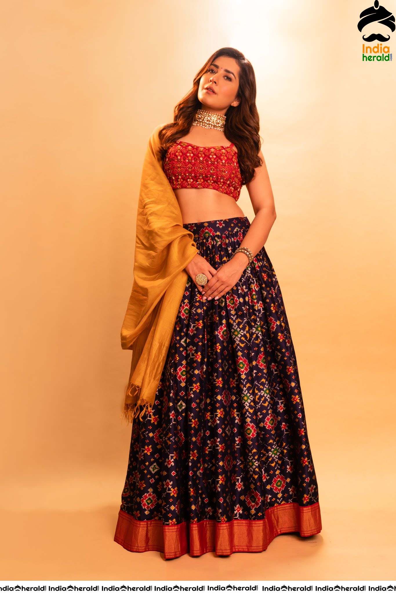 More Hot Photos of Raashi Khanna exposing her tempting waist in Long Skirt