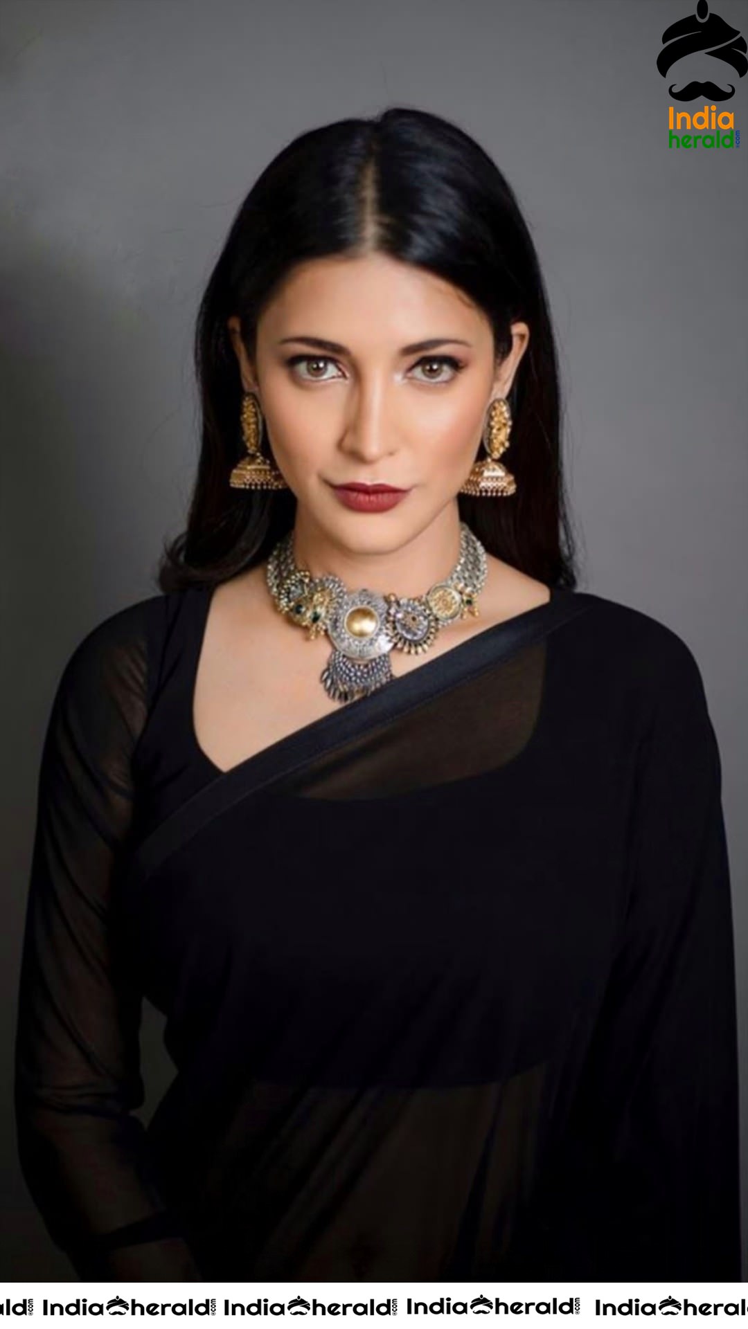 More Hot Photos of Shruti Haasan in Backless Open Blouse and Black Saree