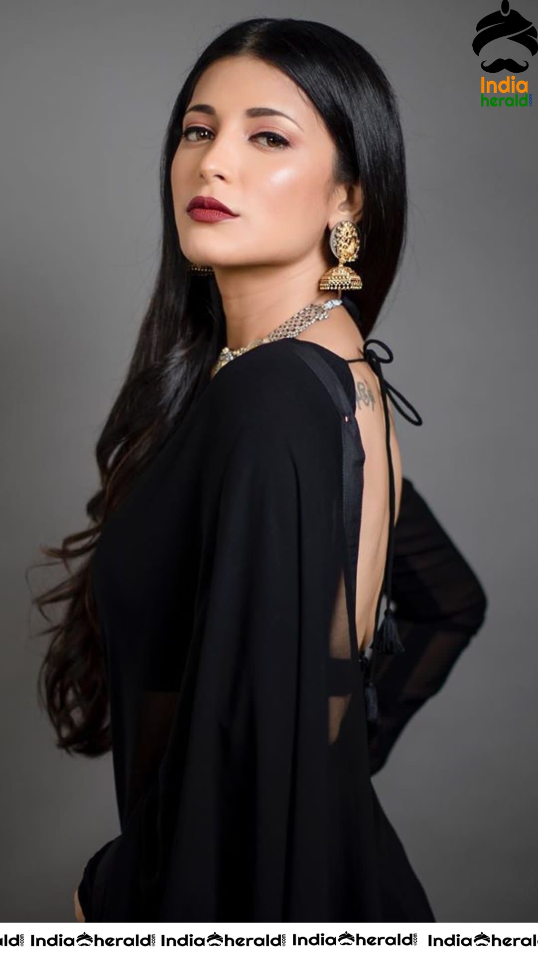 More Hot Photos of Shruti Haasan in Backless Open Blouse and Black Saree