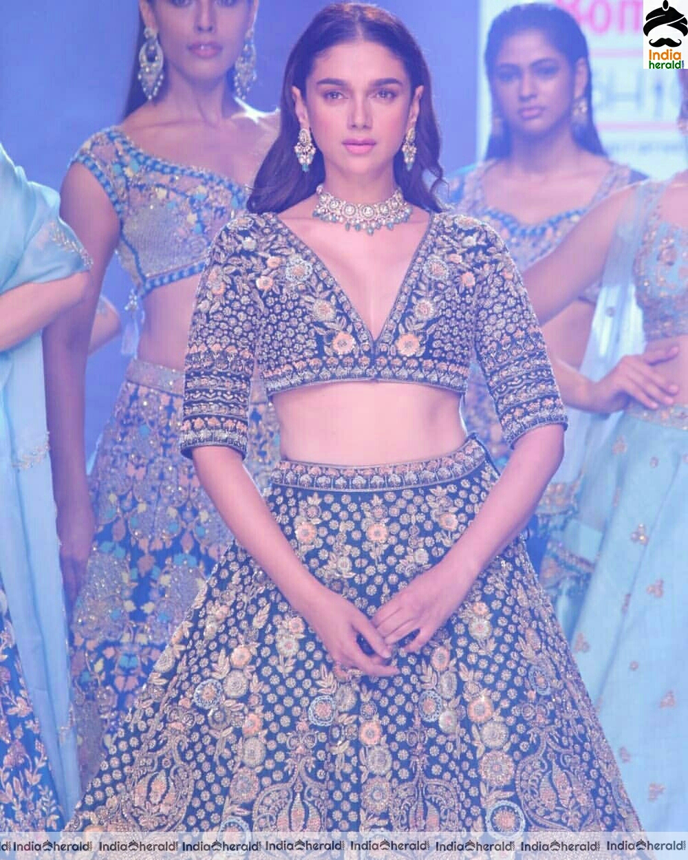 More photos of Aditi hot exposing waistline at a Fashion show