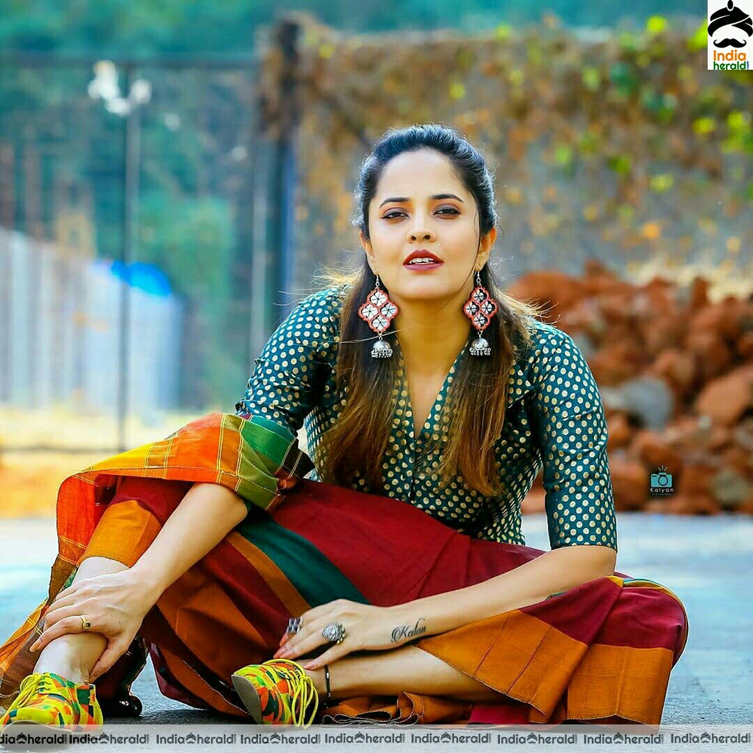 More Photos Of Anasuya Cute and Hot saree Stills