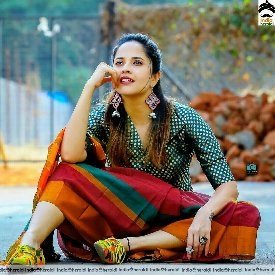 More Photos Of Anasuya Cute and Hot saree Stills