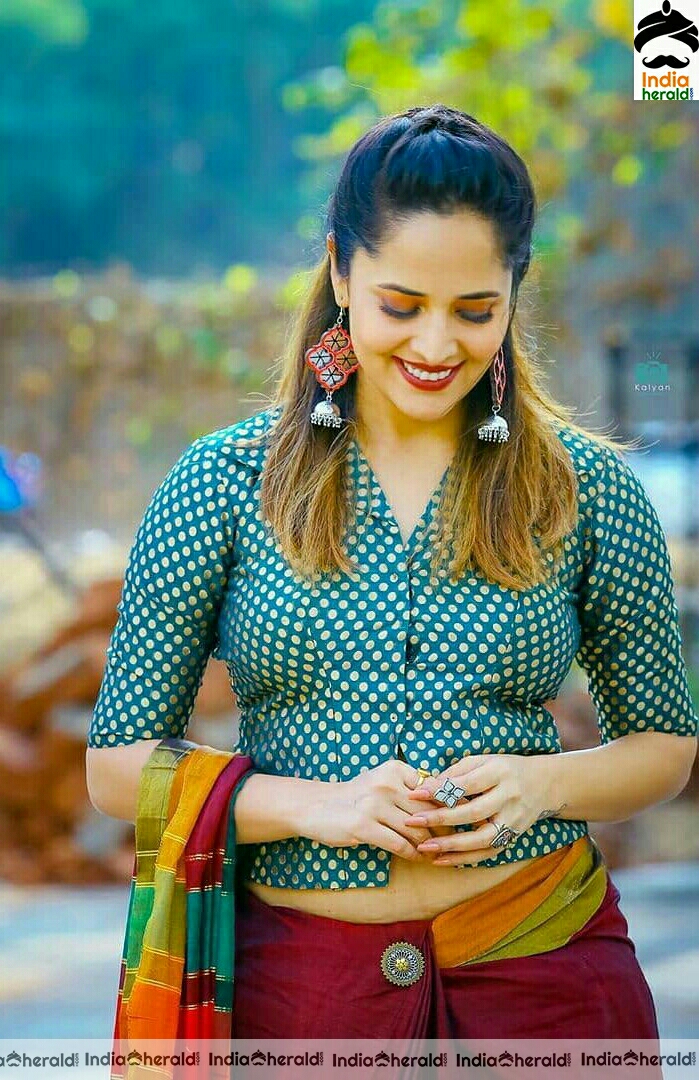 More Photos Of Anasuya Cute and Hot saree Stills