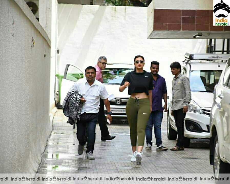 More Photos Of Parineeti Chopra Showing Her Sext Waistline Outside The Gym At Juhu