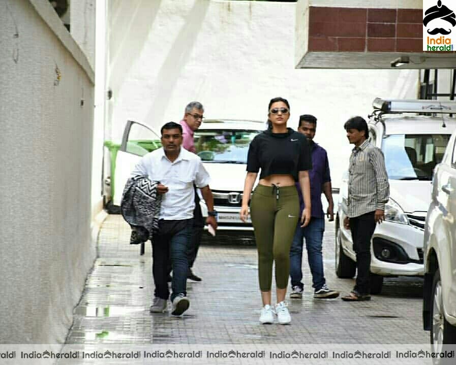 More Photos Of Parineeti Chopra Showing Her Sext Waistline Outside The Gym At Juhu