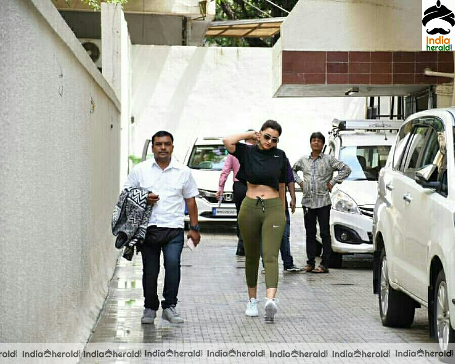 More Photos Of Parineeti Chopra Showing Her Sext Waistline Outside The Gym At Juhu