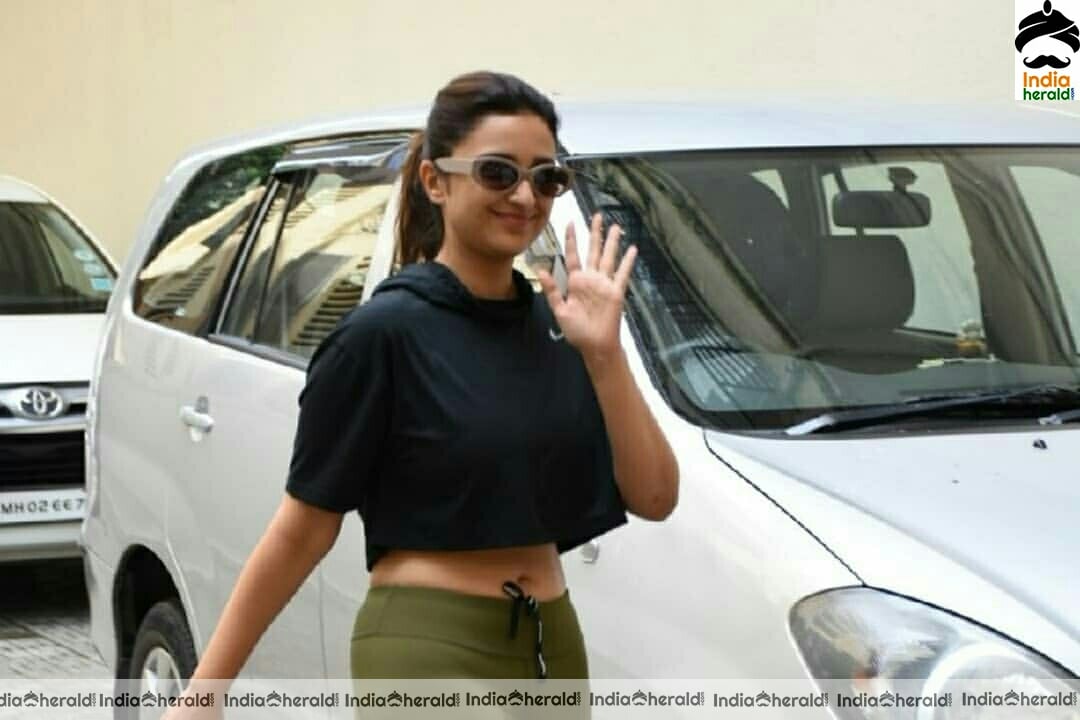 More Photos Of Parineeti Chopra Showing Her Sext Waistline Outside The Gym At Juhu