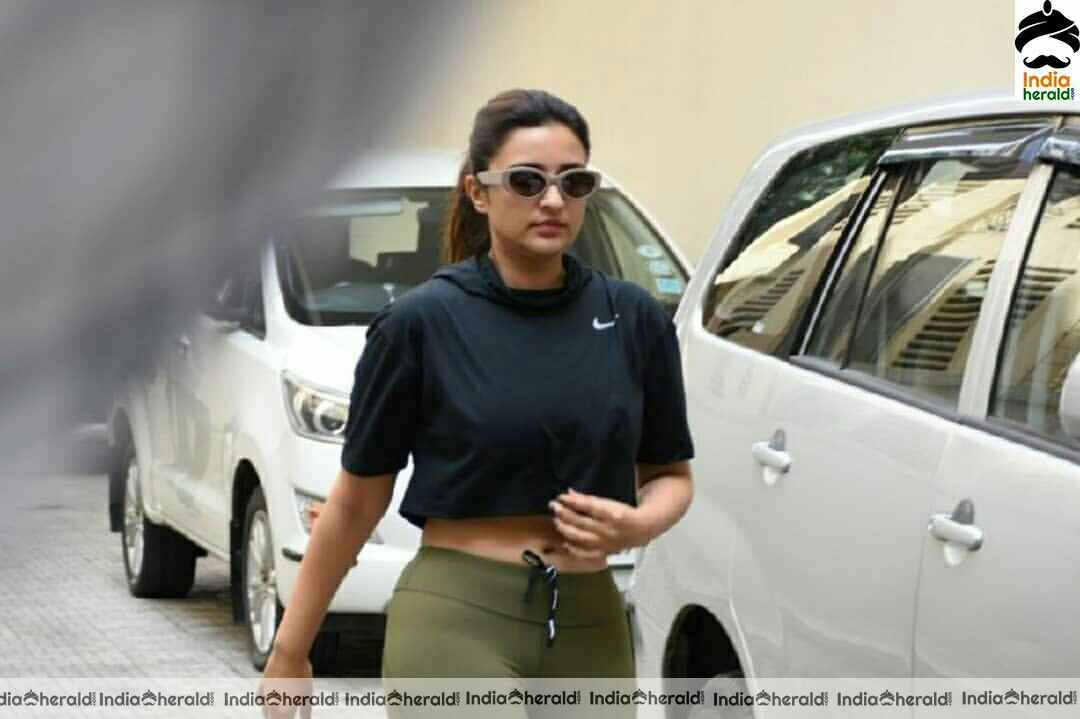 More Photos Of Parineeti Chopra Showing Her Sext Waistline Outside The Gym At Juhu