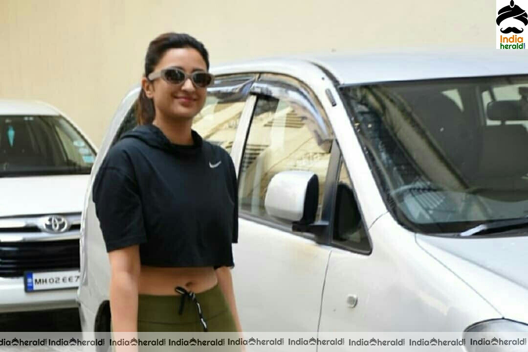 More Photos Of Parineeti Chopra Showing Her Sext Waistline Outside The Gym At Juhu