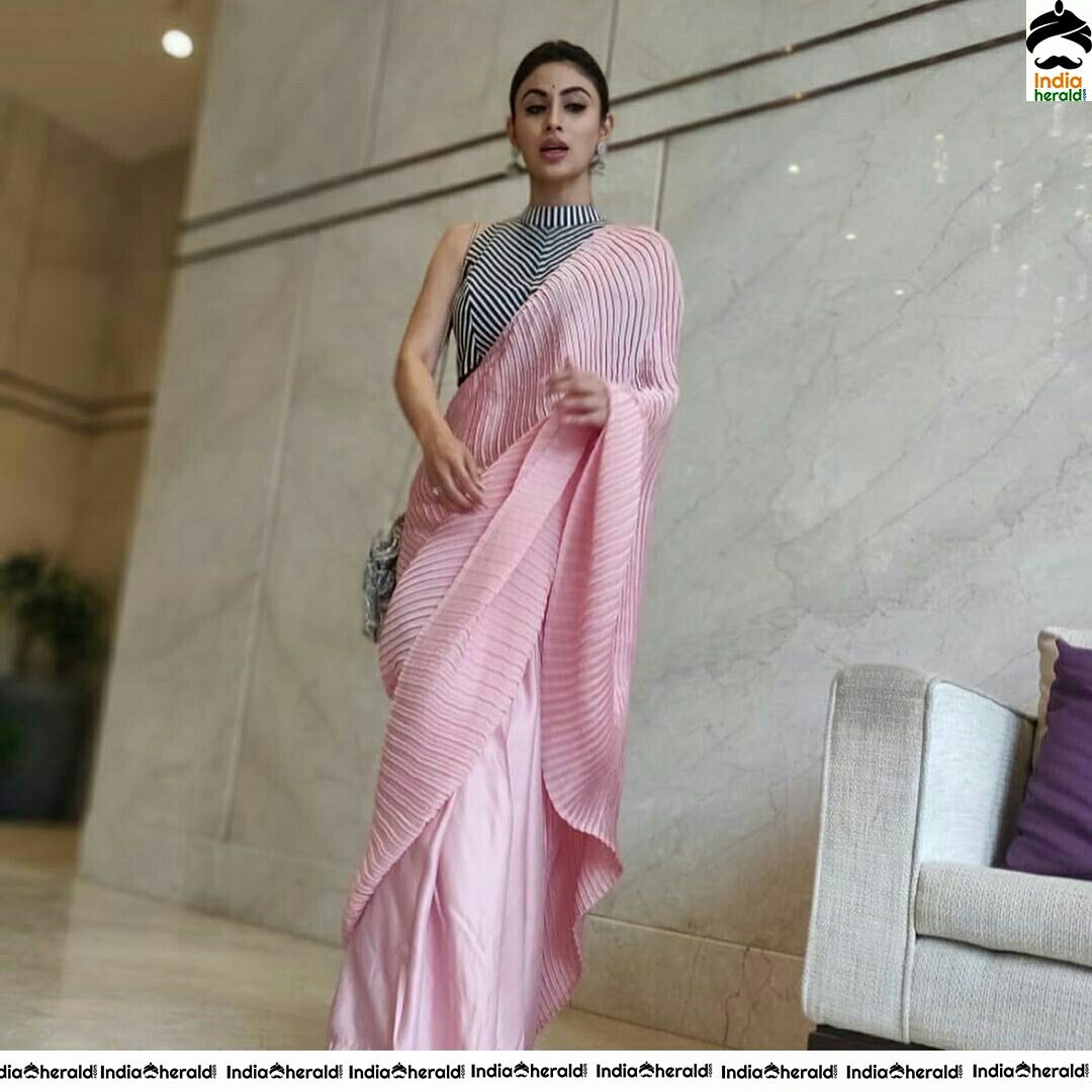 Mouni Roy Glam Hot in Sleeveless Blouse And Pink Saree
