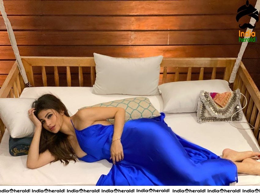 Mouni Roy Mesmerizing Hot Photos Collection Set 1
