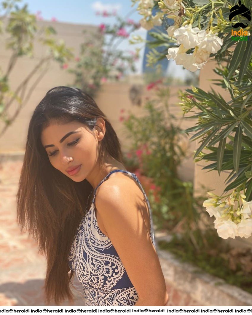 Mouni Roy Mesmerizing Hot Photos Collection Set 1