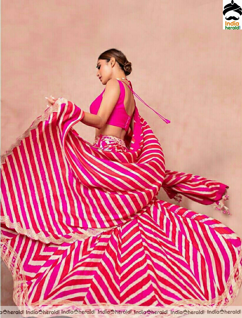 Mouni Roy Shows Her Sexy Waist Line In Sleeveless Pink Choli