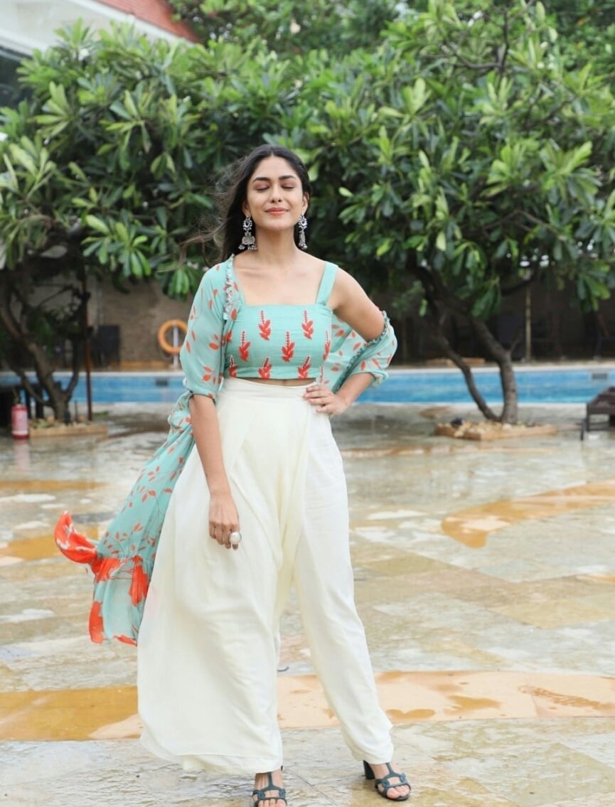 Mrunal Thakur Looking Dapper In The Promotions Of Super 30