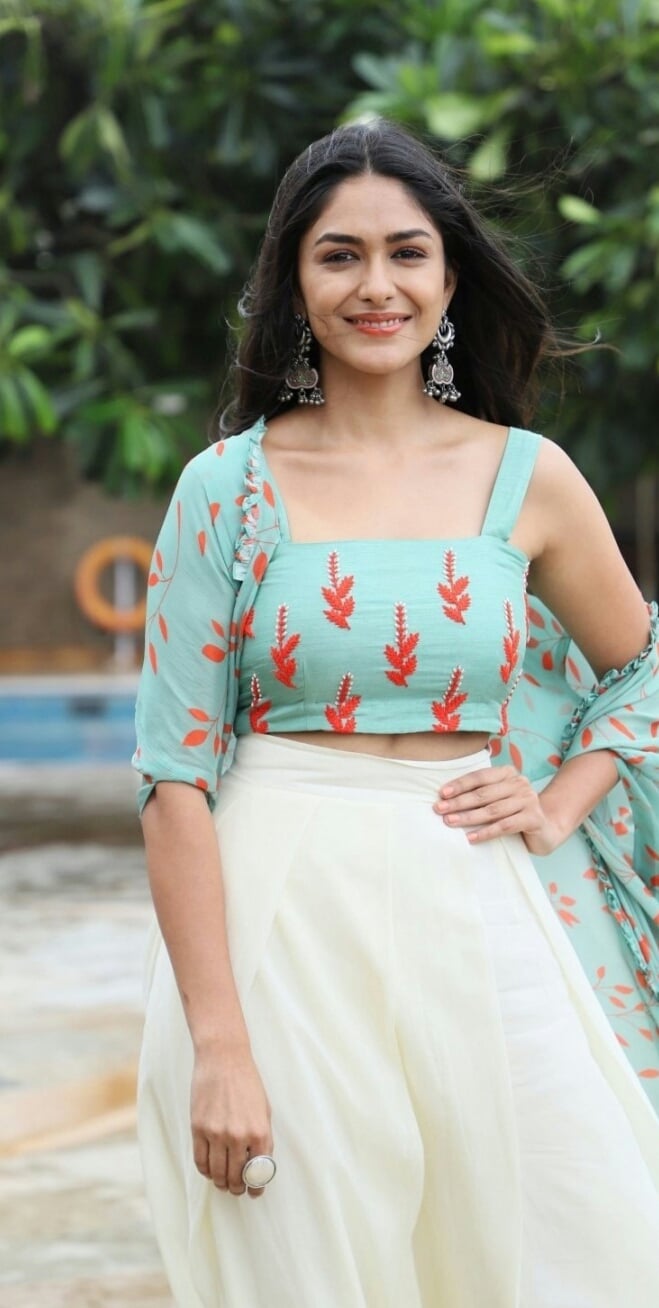 Mrunal Thakur Looking Dapper In The Promotions Of Super 30