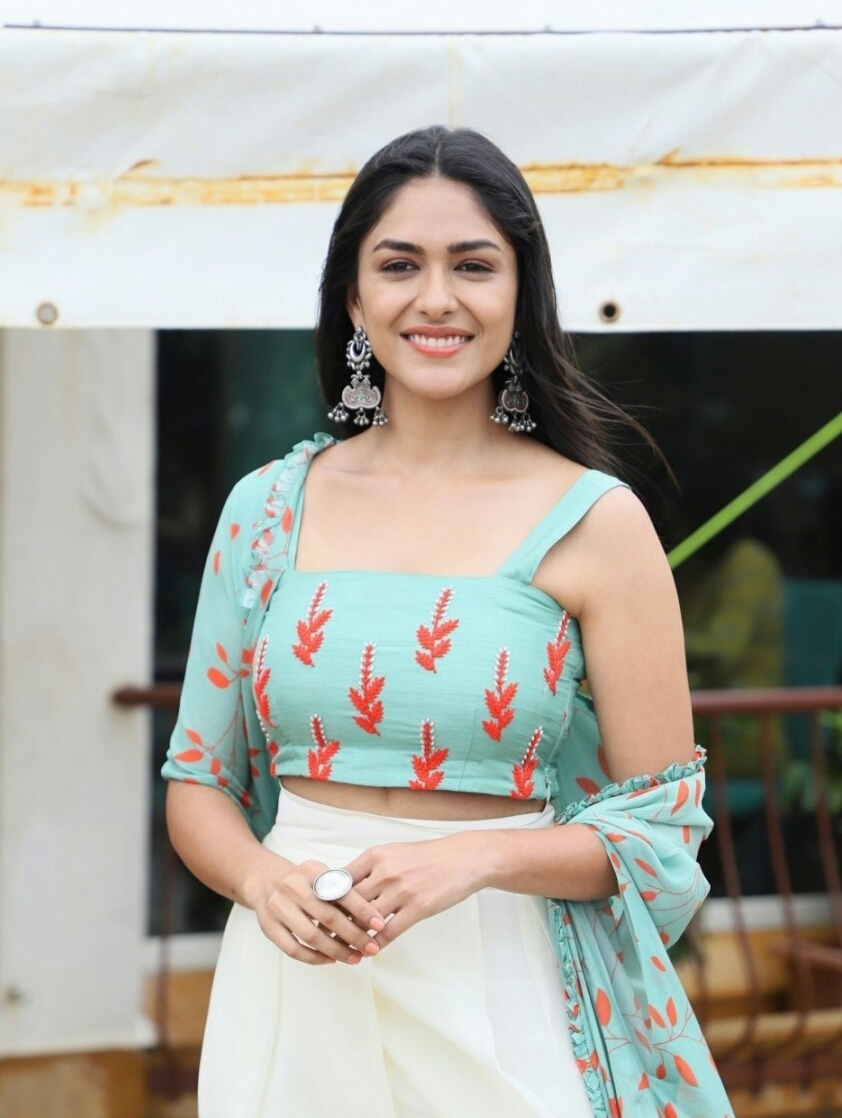 Mrunal Thakur Looking Dapper In The Promotions Of Super 30