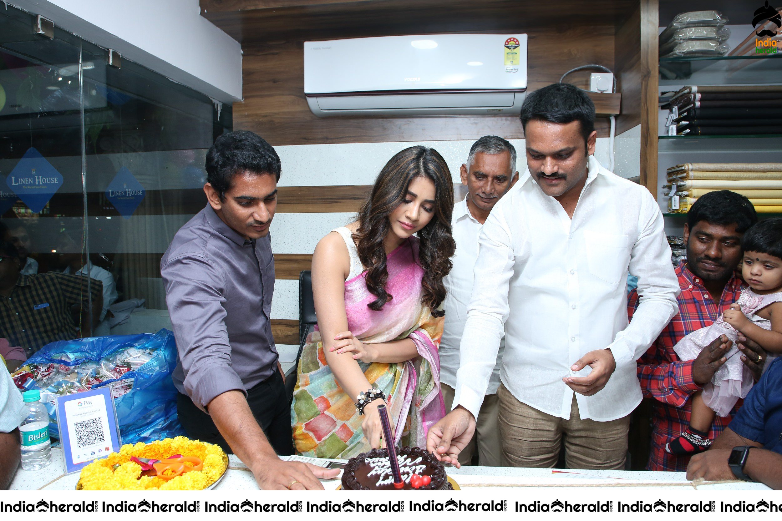 Nabha natesh in Sleeveless Blouse and Saree Inaugurated Linen House at Nizampet Set 2