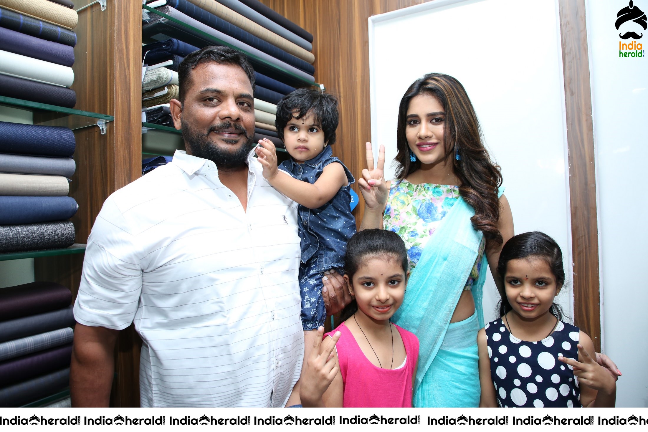 Nabha Natesh inaugurated Linen House at Dilsukhnagar