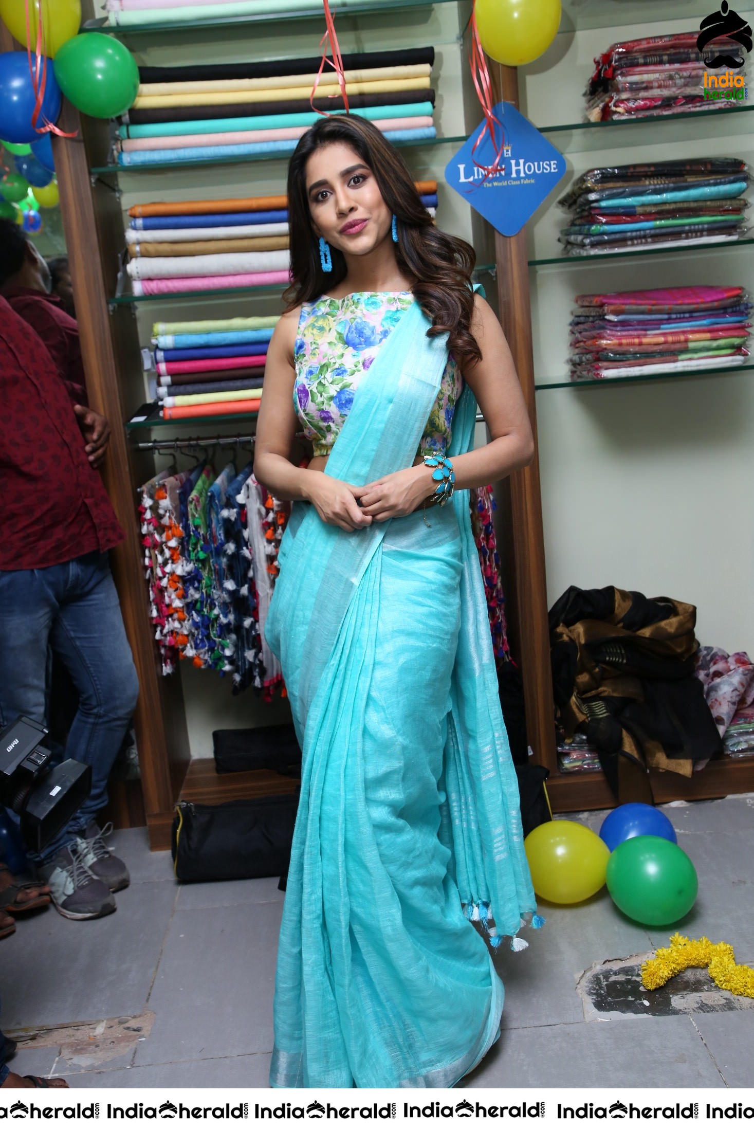 Nabha Natesh inaugurated Linen House at Dilsukhnagar