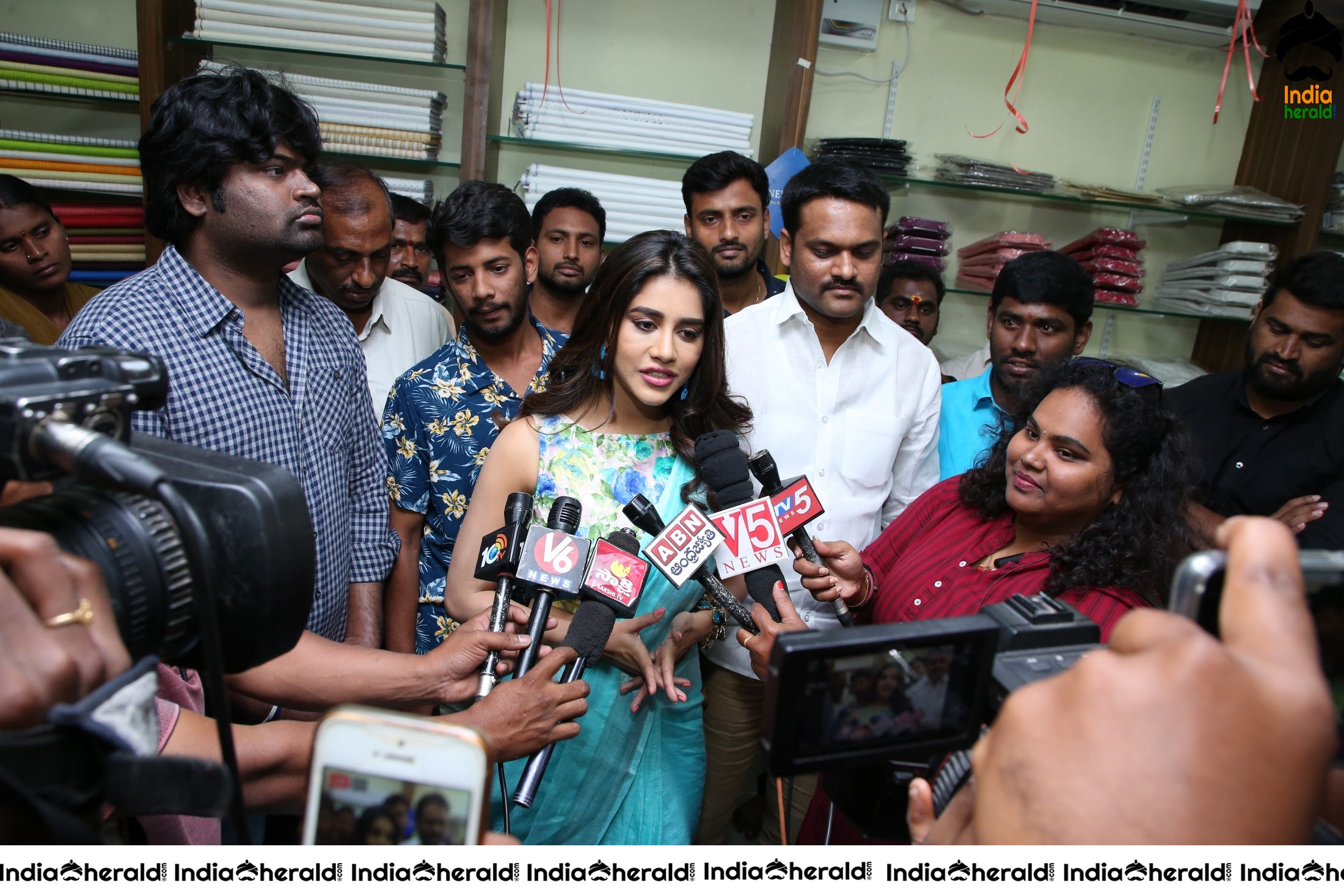 Nabha Natesh inaugurated Linen House at Dilsukhnagar