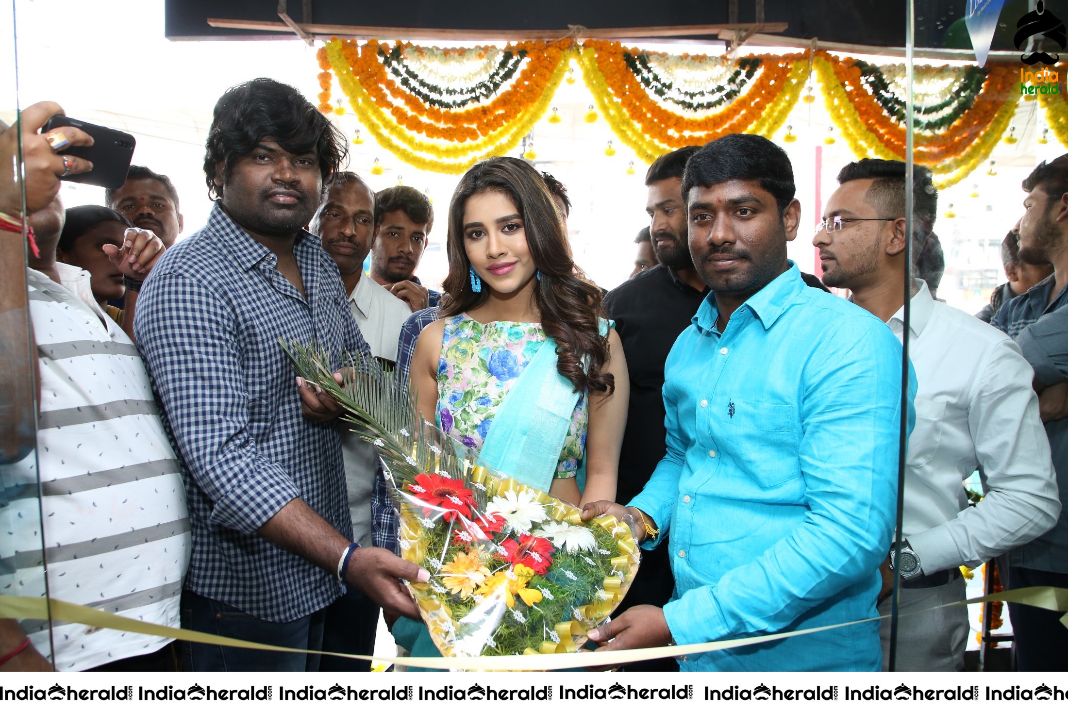 Nabha Natesh inaugurated Linen House at Dilsukhnagar