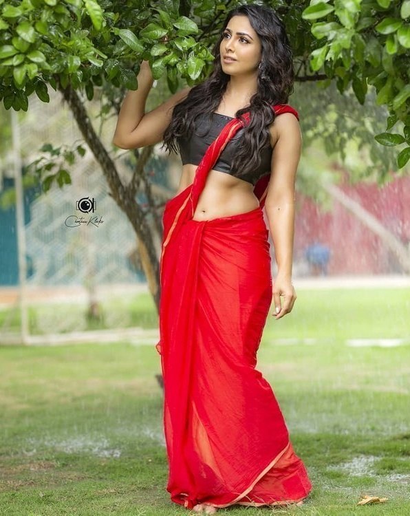 Nandini Raj Shows Her Sexy Curves In Saree