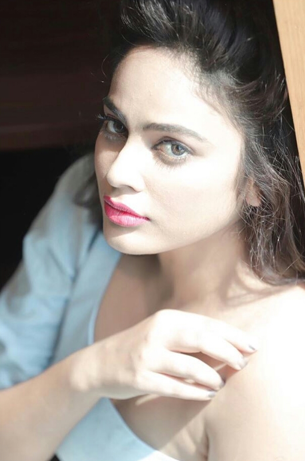 Nandita Swetha Exposing Her Sex Appeal In These Pics